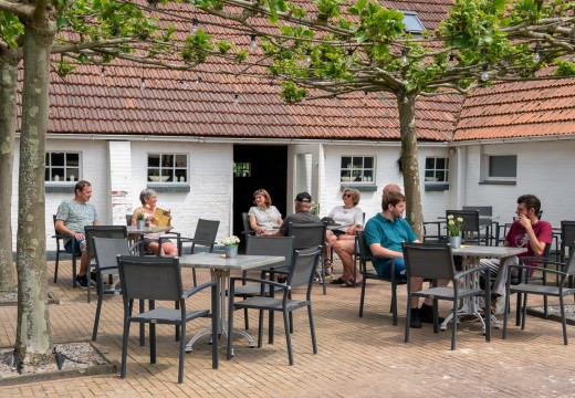 Buiten terras Eetcafé achter 1