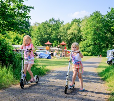 Kinderen op de step - Kindercamping Drenthe