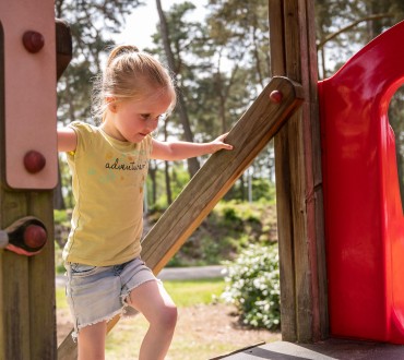 Meisje in speeltuin Diana Heide - Kindercamping Drenthe